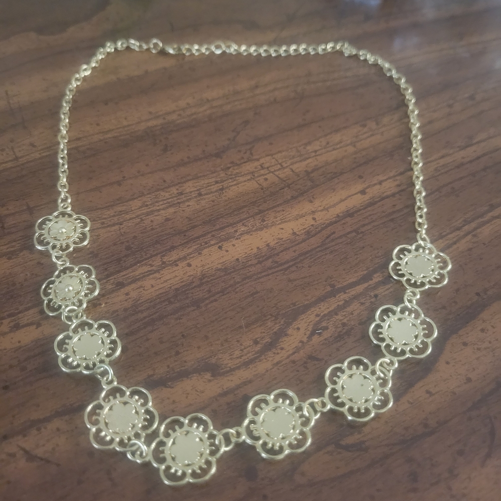 Elegant Gold Floral Necklace